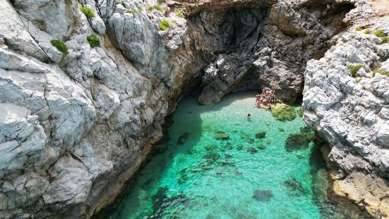 Un angolo nascosto della nostra meravigliosa costa [Le Tre Piscine]